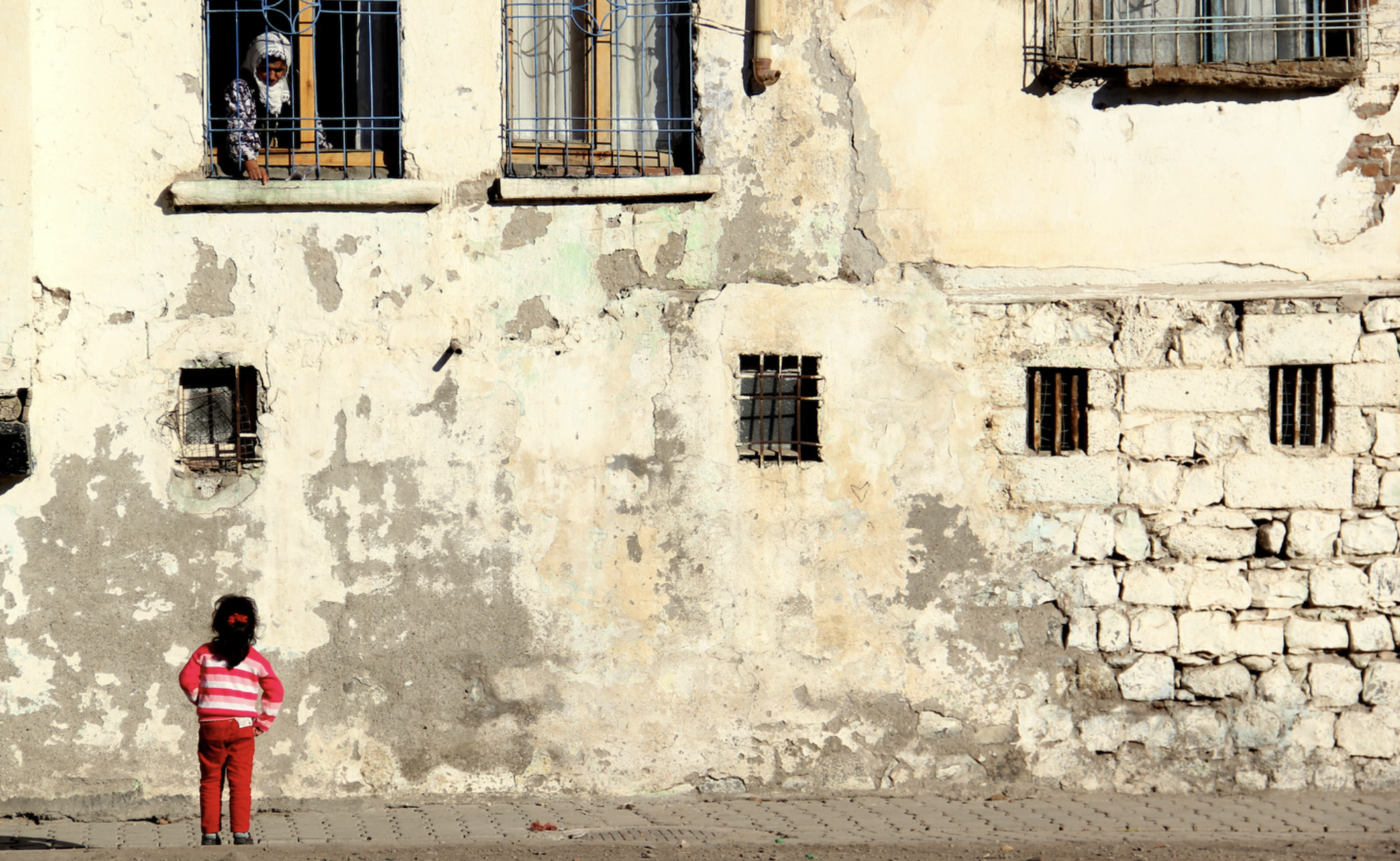 GÖRÜNENİN KESİŞİMİNDE: GÜNEŞ KAPLAN’IN HIDDEN LIVES SERGİSİ
